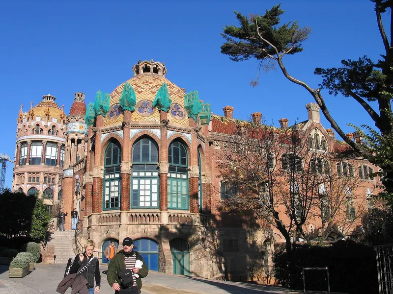A pavilion and its gardens inside the Recinte Modernista